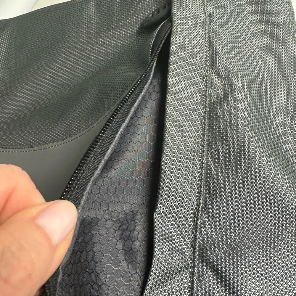 TUMI Ballistic Nylon & Leather Expandable Laptop Messenger Travel Bag. EUC